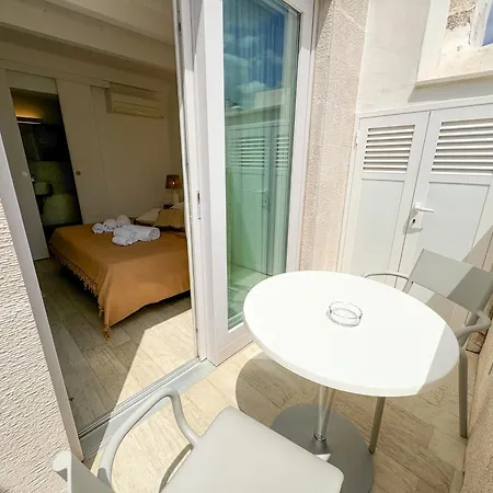 Vingt Sept Bed & Breakfast