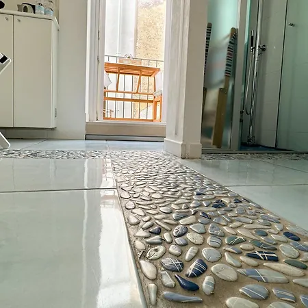 Vingt Sept Bed & Breakfast 4*