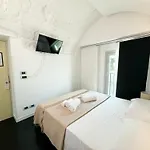 Vingt Sept Bed & Breakfast 4*