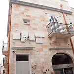 Vingt Sept Bed & Breakfast 4*