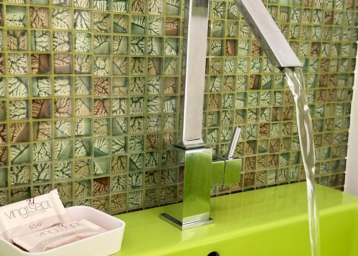 Vingt Sept Bed & Breakfast 4*